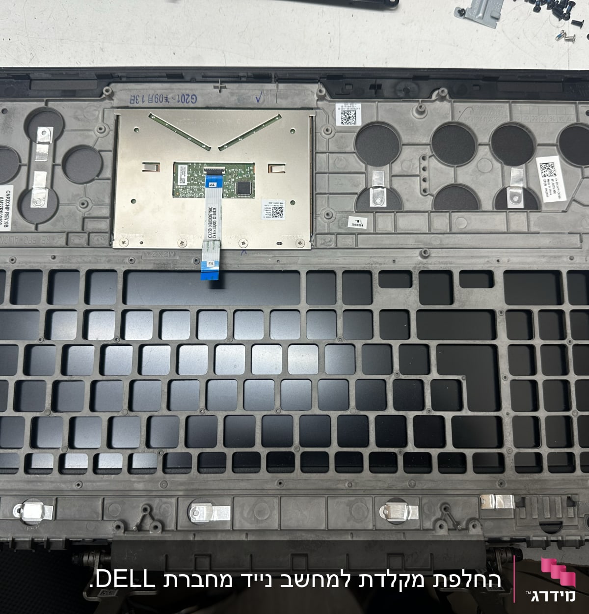 מקלדת מחשב מפורקת עם כבלים ורכיבים חשמליים